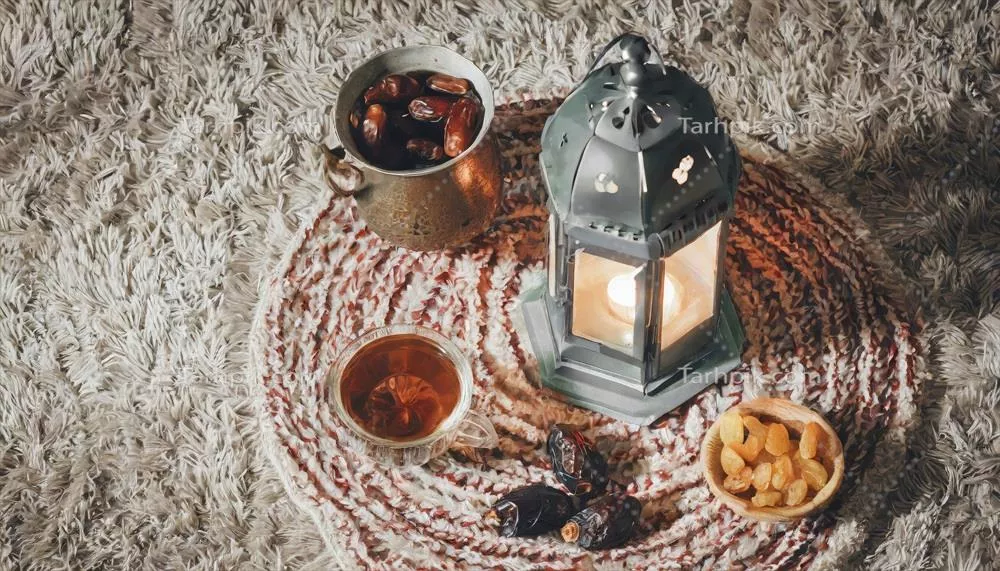 چراغ فانوس سنتی طراحی شده توسط هوش مصنوعی برای رمضان و عید با ماه هلال، خرما و میوهها بر روی فرش
