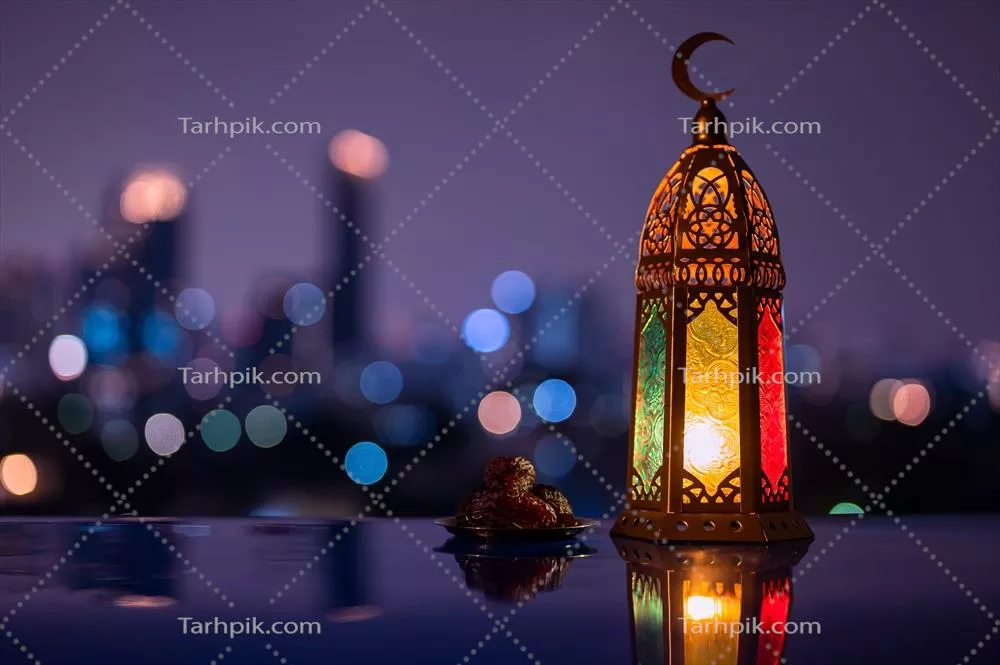 شمع و بشقاب کوچک خرما در پس‌زمینه‌ای از آسمان شب و نور شهر برای جشن مسلمانان در ماه مبارک رمضان