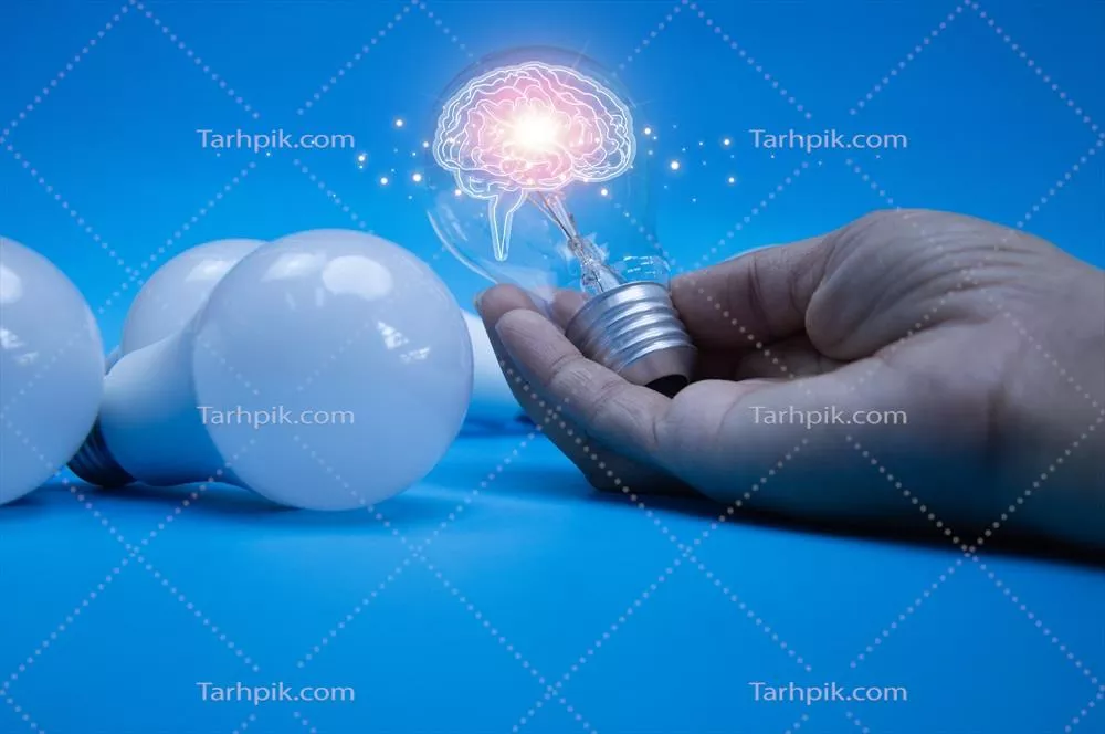 خط فکری خلاقیت و ایدههای نو با نماد مغز و لامپ درخشان