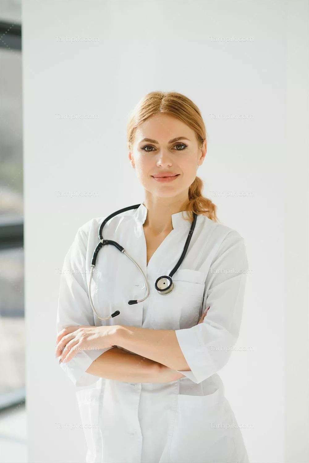 پرترهای از یک پزشک زن موفق و شاد که نشاندهنده سلامت و زندگی است