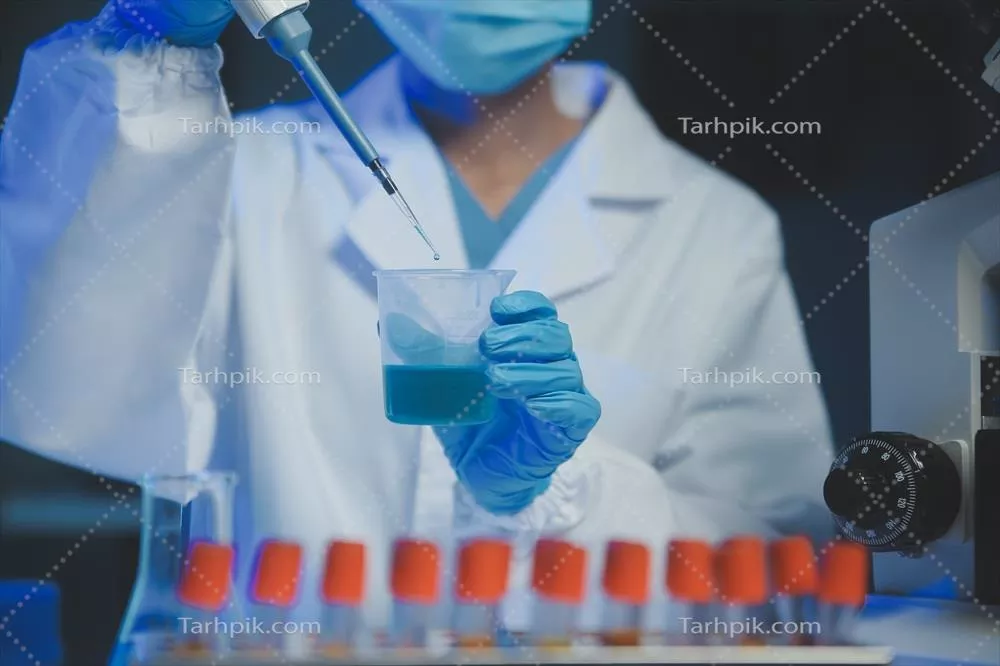 زن شیمیدان حرفهای در آزمایشگاه با میکروسکوپ برای تحقیقات علمی در شیمی و میکروبیولوژی