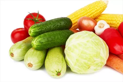سبزیجات رنگارنگ بر روی پس‌زمینه سفید برای تصاویر غذایی و تزئینات