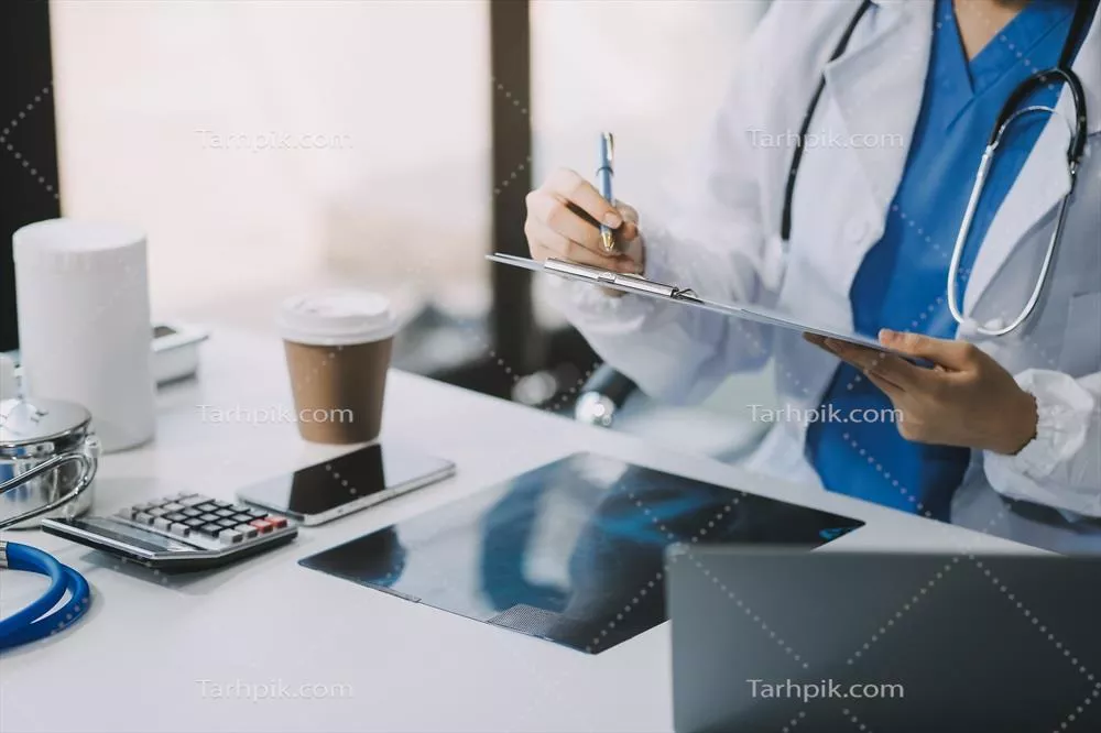 پزشک زن جوان و با تجربه آسیا در حال بررسی گزارشهای پزشکی در بیمارستان