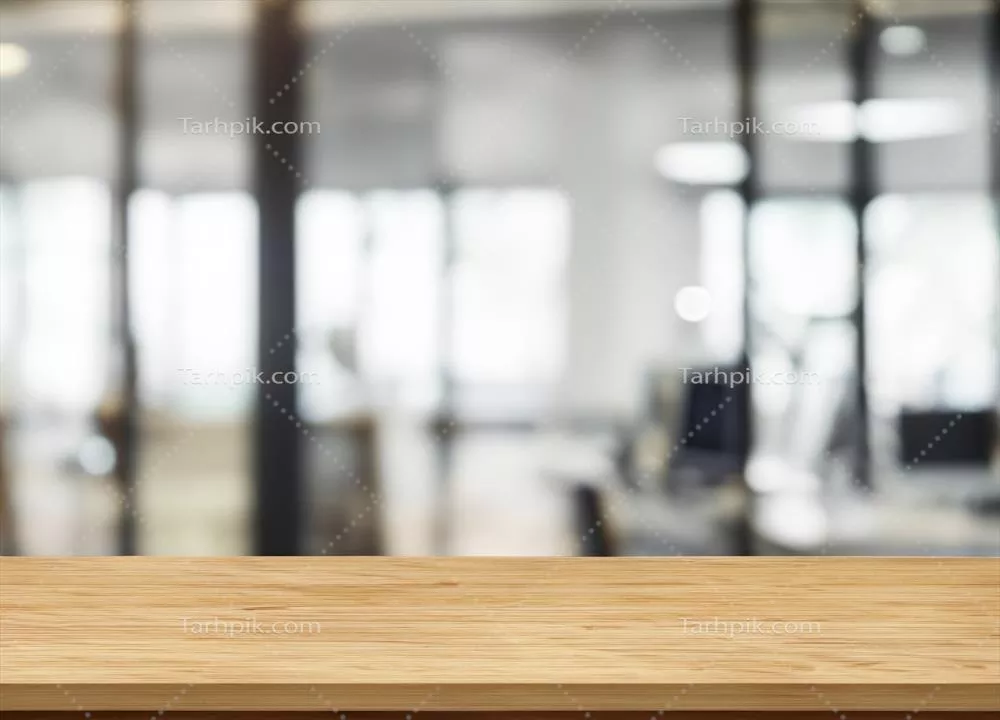 میز چوبی با سطح چوبی و فضای داخلی اداری نامشخص و محو
