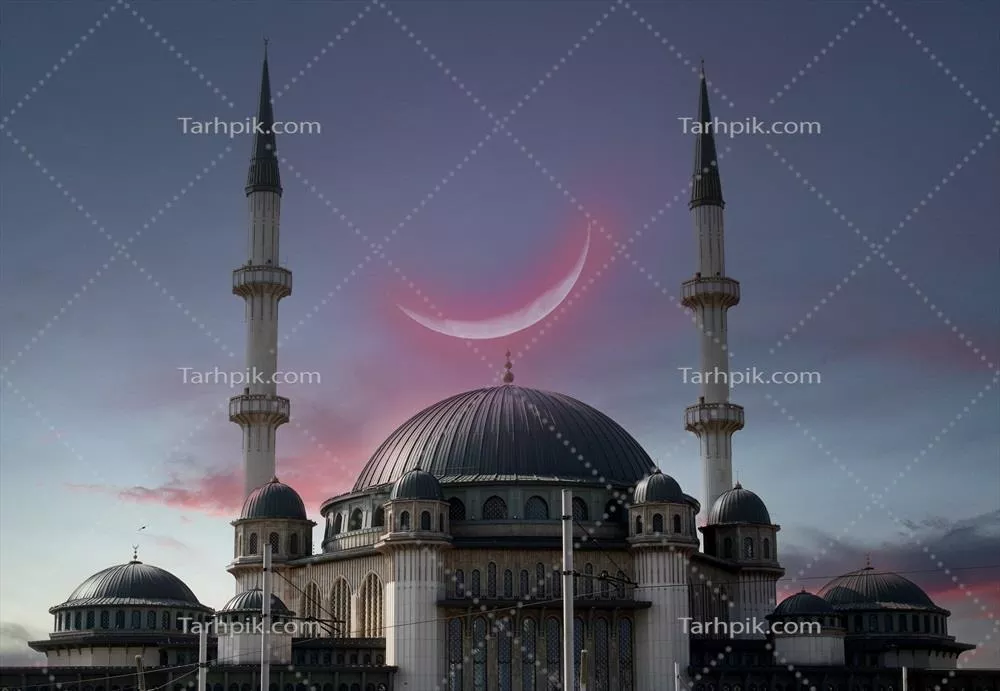 مسجد تقسیم با هلال ماه در پسزمینه در روز بیست و هفتم رمضان - شب قدر در استانبول
