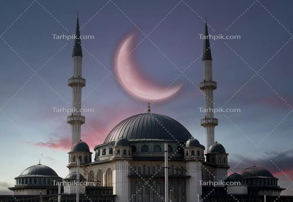 مسجد تکیسیم با هلال ماه در پسزمینه و خوشحالی در ۲۷امین روز رمضان یا شب قدر در استانبول ترکیه
