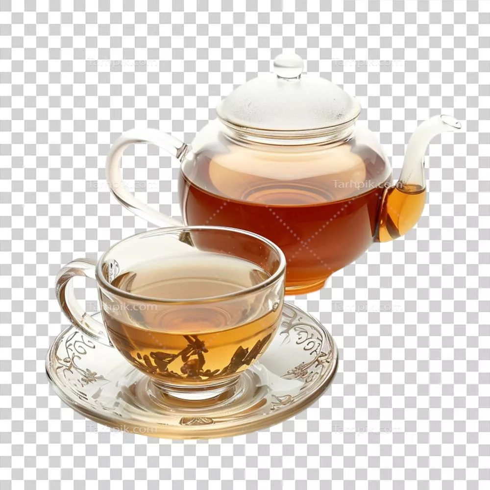 کتری شفاف شیشهای با درب، دسته و نازل پر از چای بر روی پسزمینه شفاف