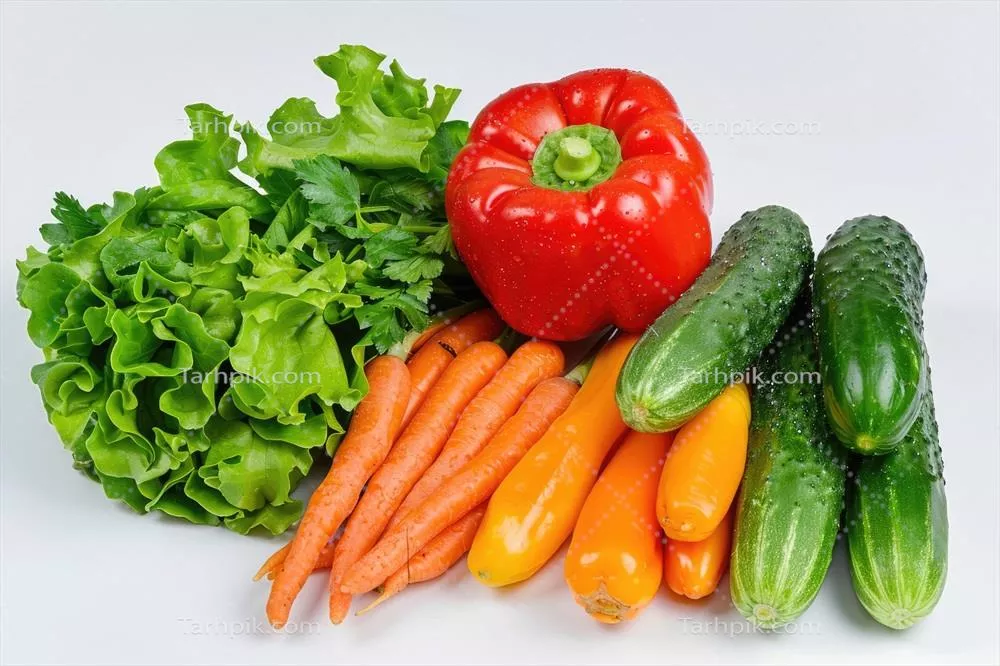 ترکیب رنگارنگ سبزیجات تازه بر روی زمینه سفید