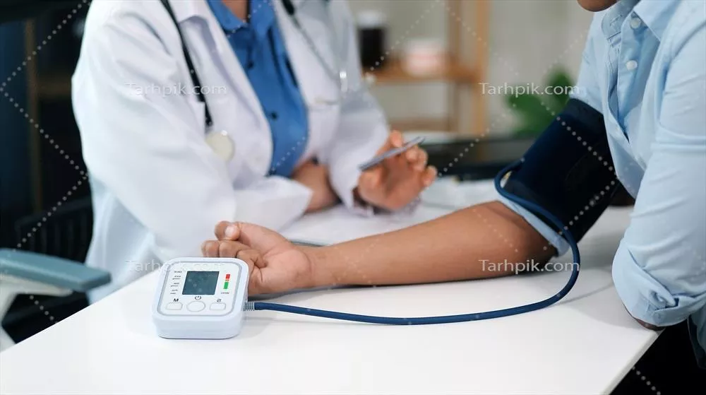 زنان پزشک با استفاده از متر فشار برای معاینه بیمار در حال اندازهگیری فشار