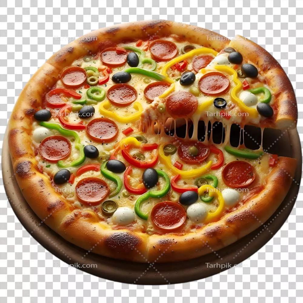 برش پیتزا با زیتون و فلفل دلمهای روی صفحه چوبی، پسزمینهای ایزوله