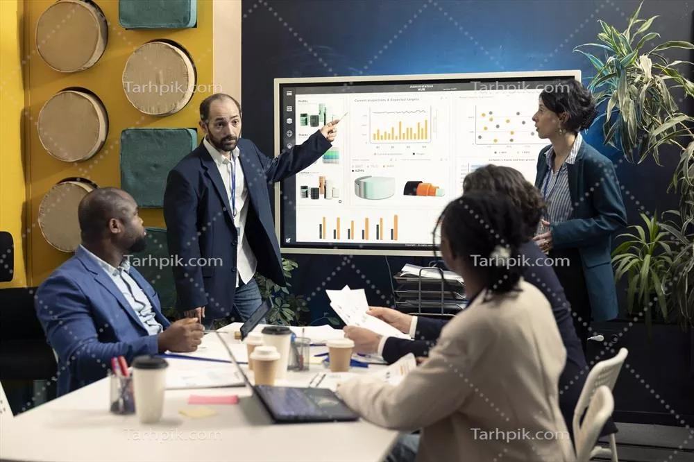 دیدار مهم تیم بازاریابی برای بررسی روند فروش با هدف افزایش درآمد و سود سازمان