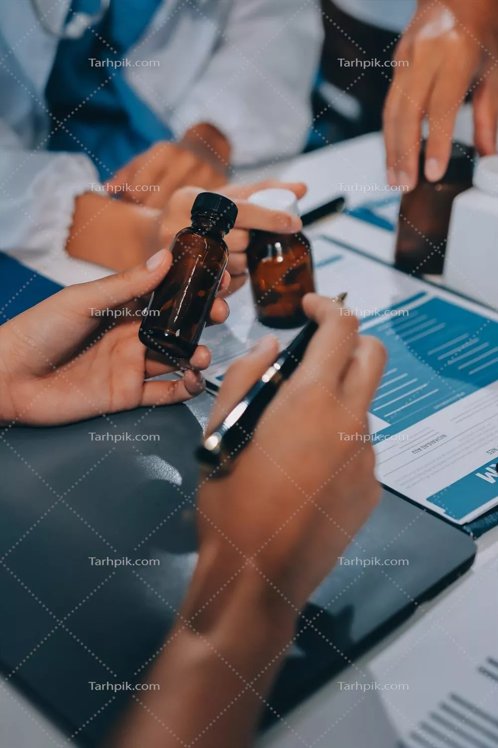 نشست بینالمللی تیمی از پزشکان حرفهای در اتاق کنفرانس بیمارستان مدرن: مفهوم توسعه بهداشت و درمان