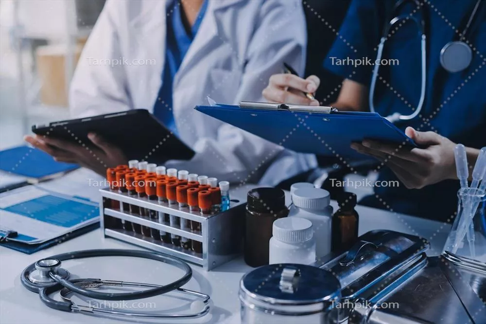 تیمی بینالمللی از پزشکان حرفهای در جلسهای در اتاق کنفرانس بیمارستان مدرن با مفهوم توسعه بهداشت و پزشکی