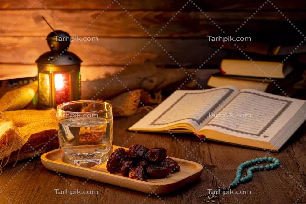 چیدمان اسلامی با نخلهای خرما، قرآن و لامپهای سنتی برای افطار در رمضان