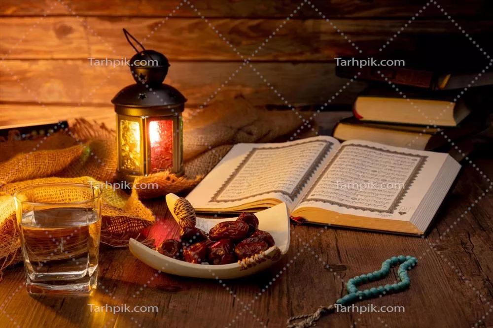 حضور خرماها و قرآن در سفره افطار با لامپ های اسلامی در رمضان