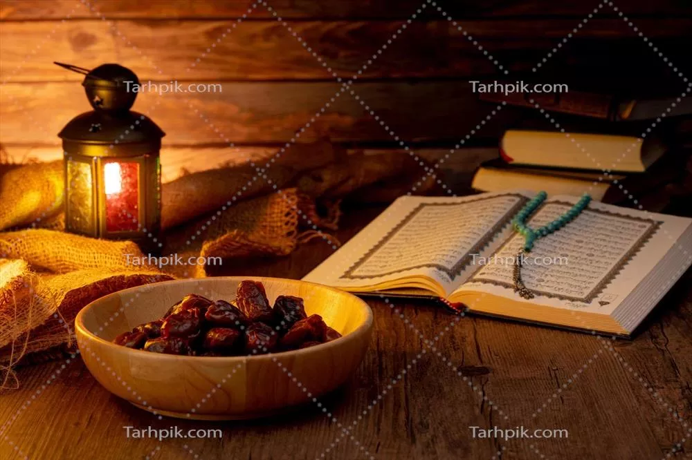 تصویری از روزهداران در انتظار افطار با خرما، قرآن و چراغهای اسلامی