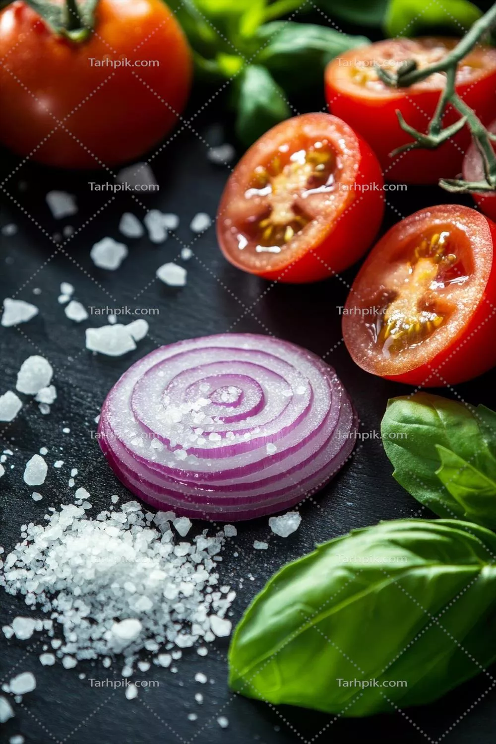 سبزیجات تازه بر روی سطح سیاه: گوجهفرنگی، پیاز و ریحان آماده برای آشپزی