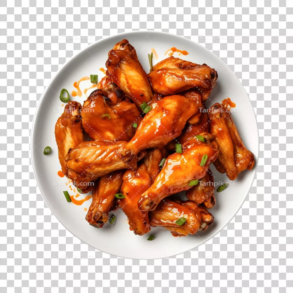 بال‌ های مرغ سرخ شده بر روی بشقاب در پس زمینه سفید عکاسی خوراکی