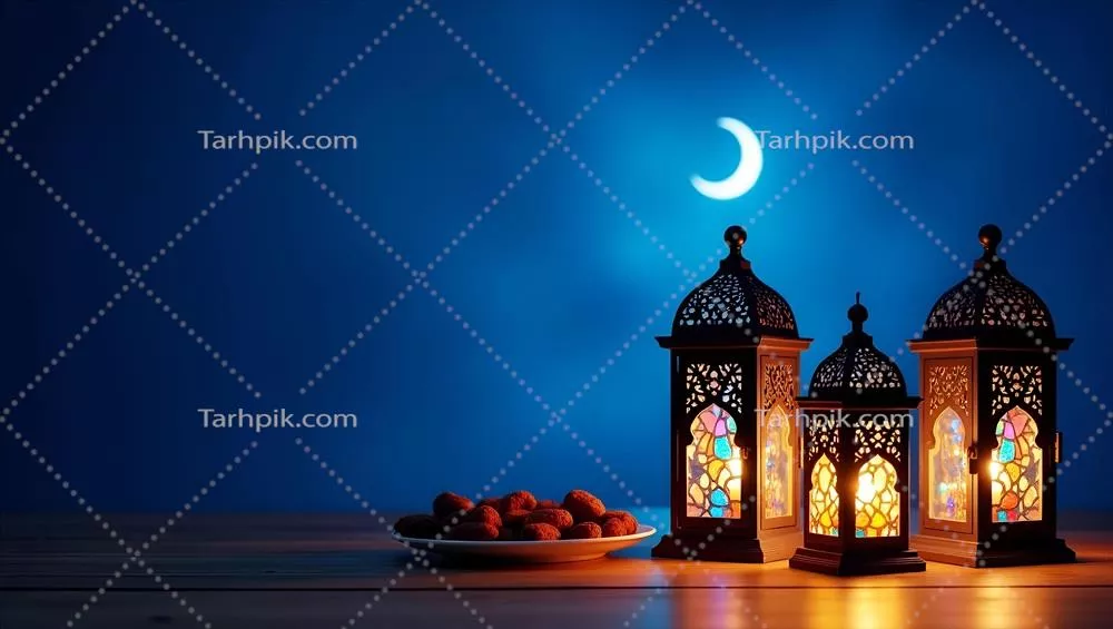 شب ماه رمضان مبارک با هلال ماه و چراغهای زینتی روشن