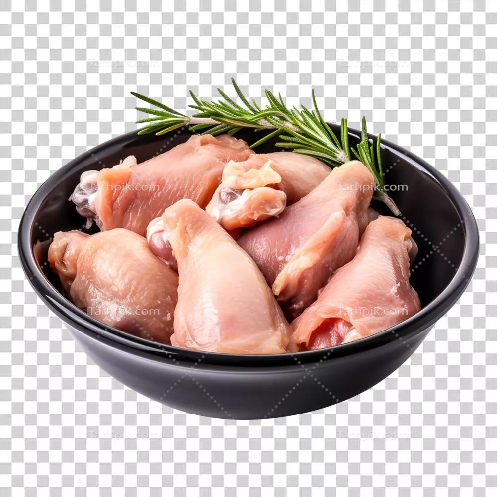 بال مرغ تازه در کاسه سیاه برای آماده‌سازی پخت و پز
