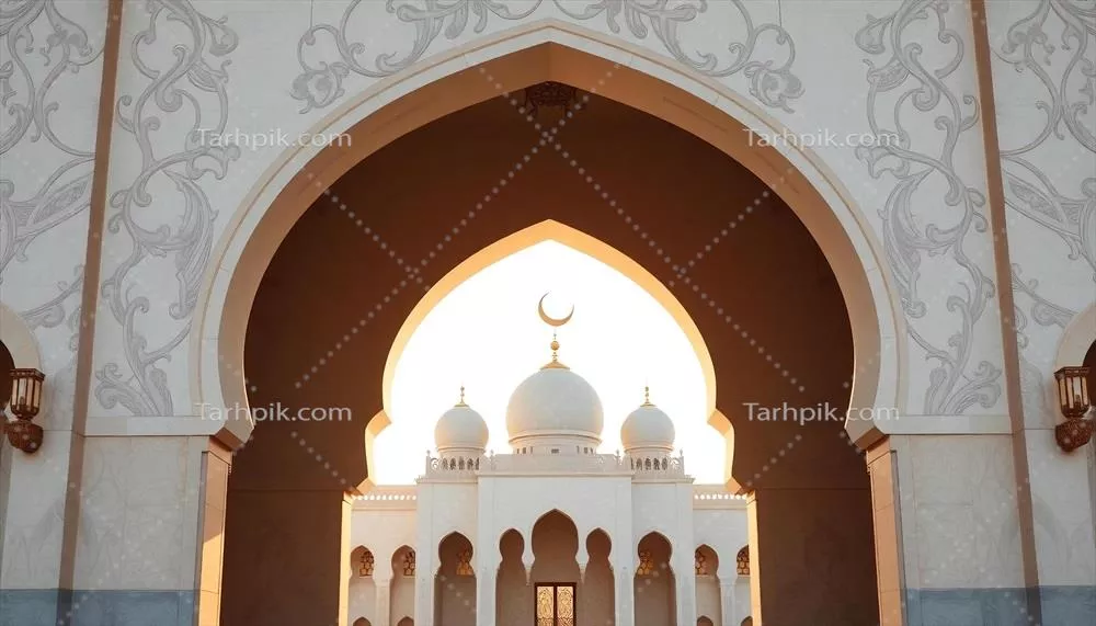 معماری اسلامی باشکوه با طاقهای تزیینی و گنبدهای طلایی