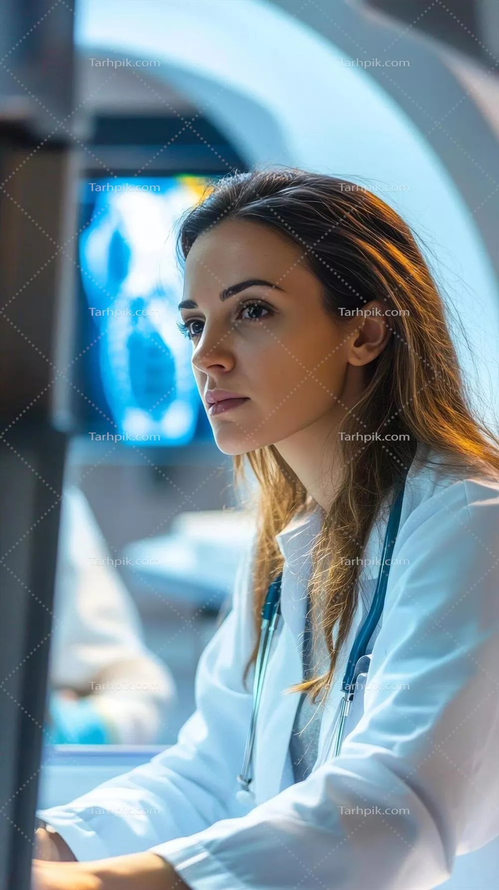 پزشک متخصص در حال بررسی تصاویر پزشکی با دقت و تمرکز بالا