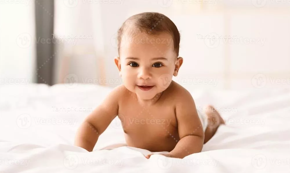 پرتره ای از نوزاد سیاه کوچک و دوست داشتنی در حال آرامش بر روی بستر سفید در خانه