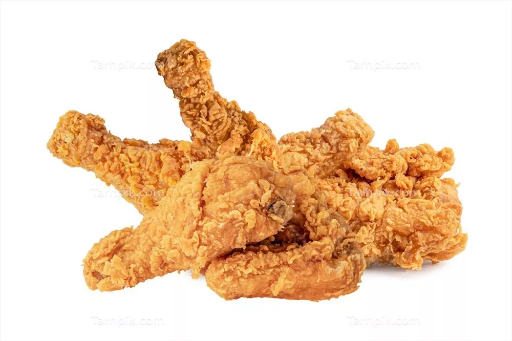 مرغ سرخ شده با پس‌زمینه سفید: خوشمزه و جذاب برای طرفداران فست فود