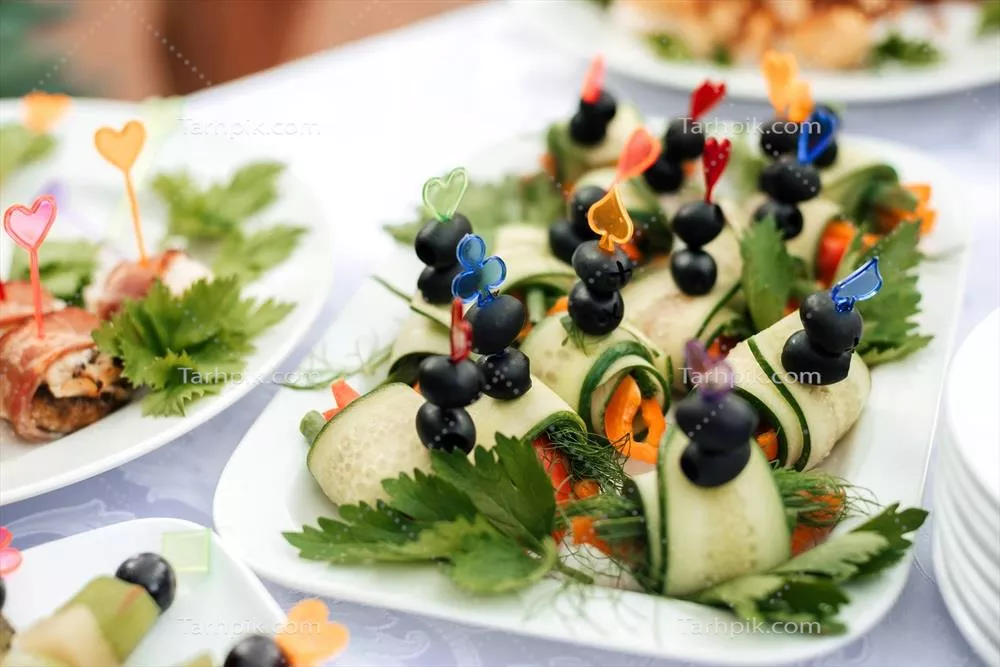 کاناپه های سبک بر روی سفره ای شاد و جشنواره ای در مجالس