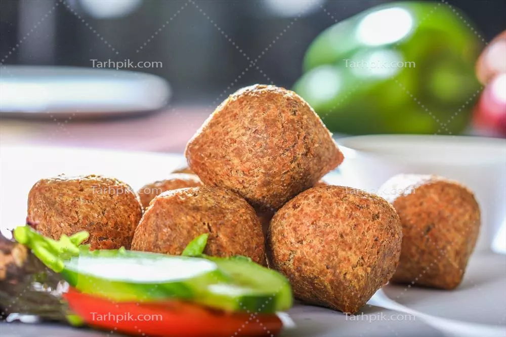 کبه گوشت با سالاد و نمایش نزدیک از روی یک ظرف بر روی پسزمینه خاکستری