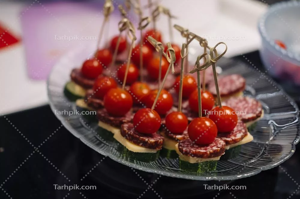 دستپخت یونانی مینی: کبابهای سالامی با پنیر، گوجهفرنگی و خیار برای مهمانی