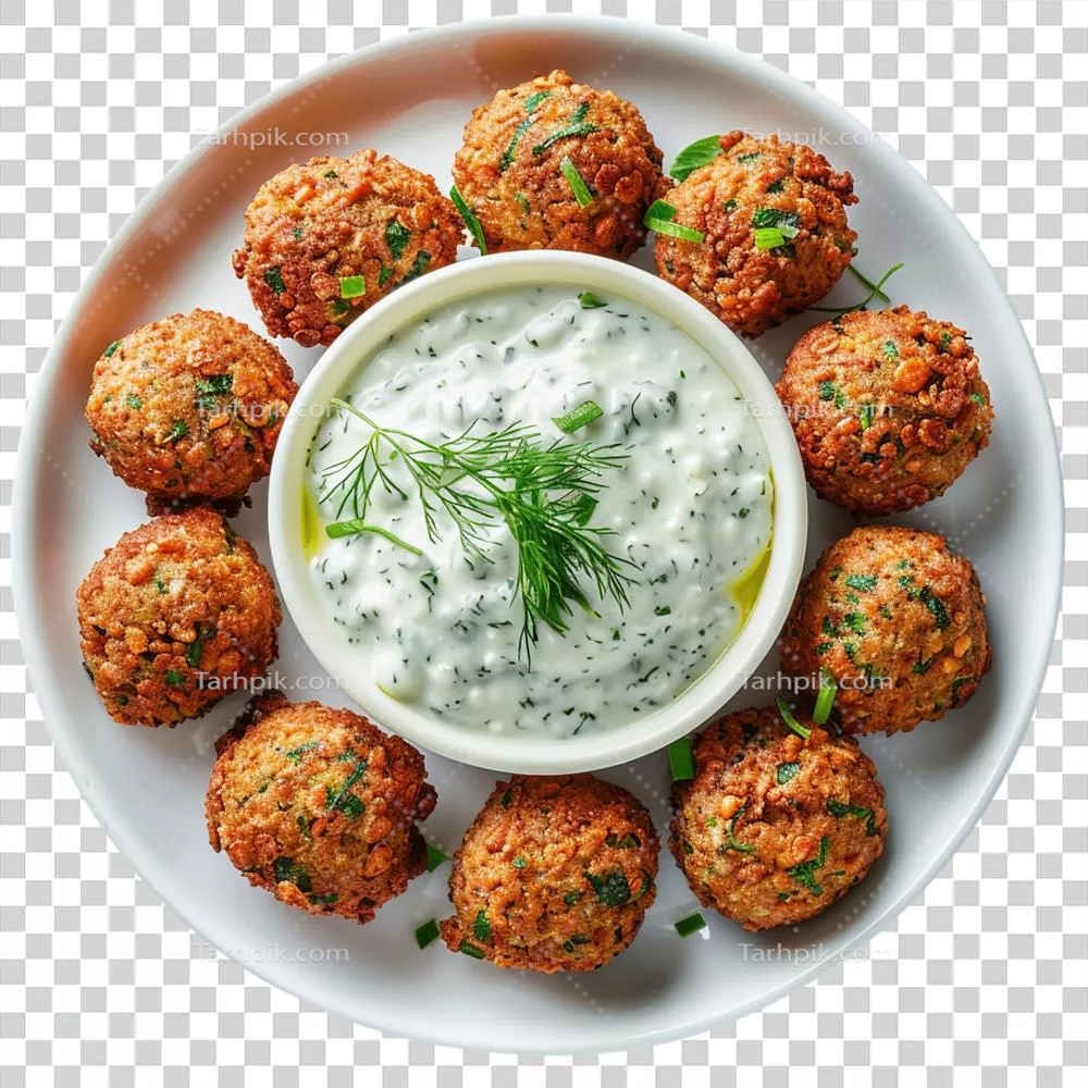 کوفته های فلافل سرخ شده تازه و سس تزاتزیکی بر روی پسزمینه سفید و شفاف