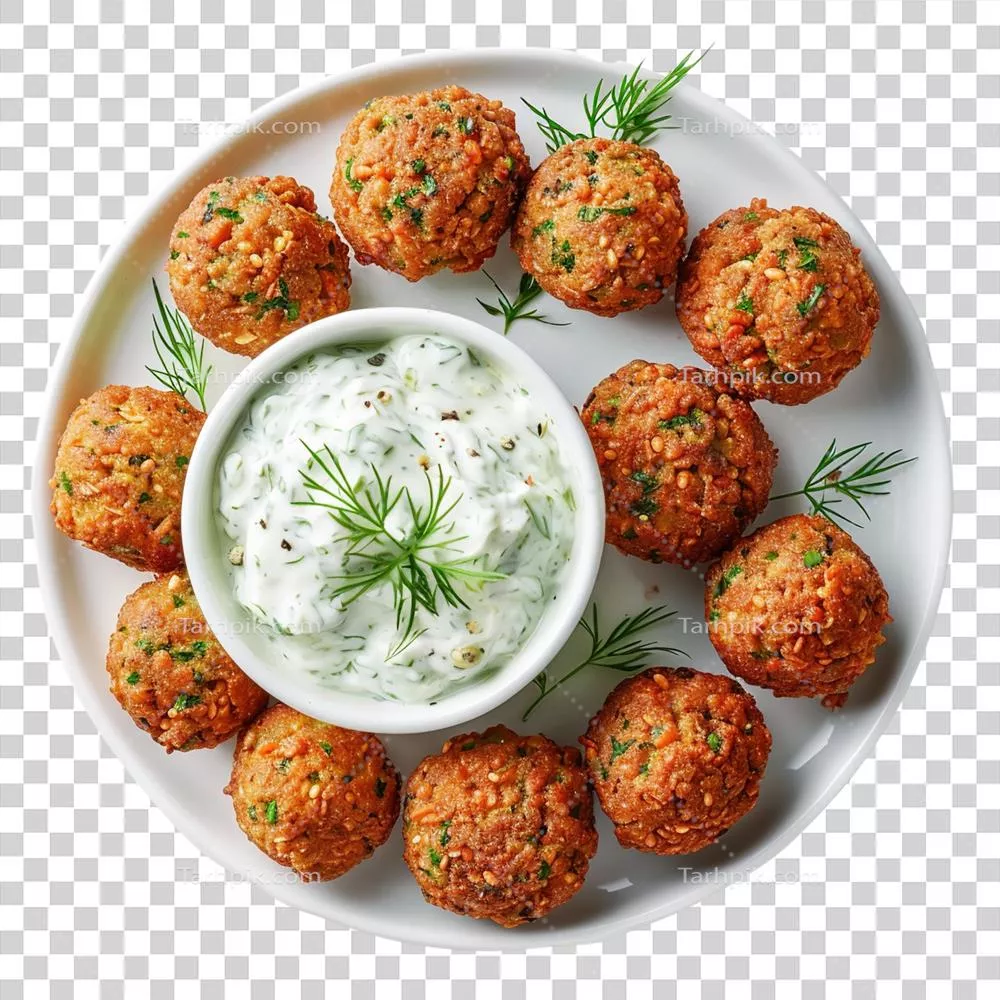 نمای نزدیک زیبای توپکهای فلافل سرخ شده با سس ماست و سیر در بشقاب سفید