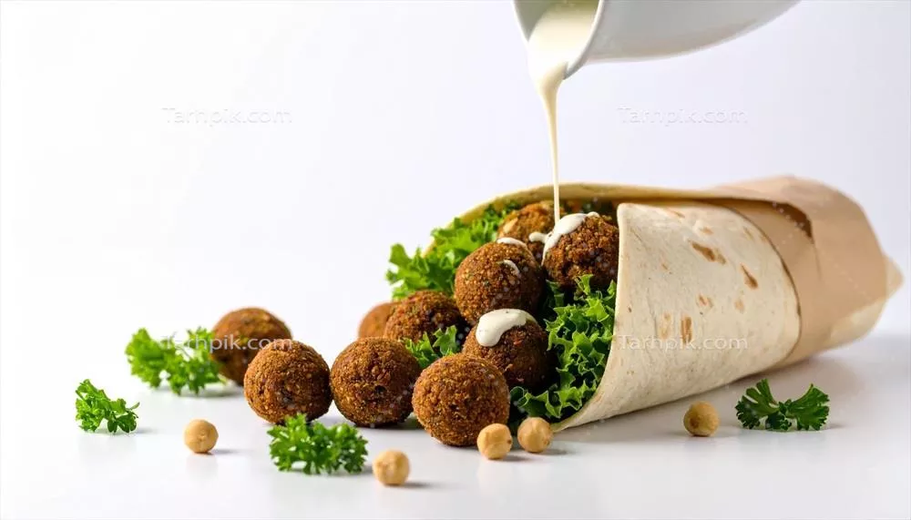 رپ فلافل خوشمزه با سس خامهای و جعفری تازه