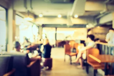 عکس تصویر انتزاعی و محو از یک کافی شاپ مدرن و شاداب