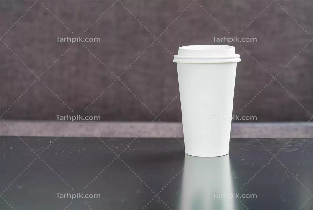 عکس فنجان قهوه داغ در یک کافه دنج و راحت