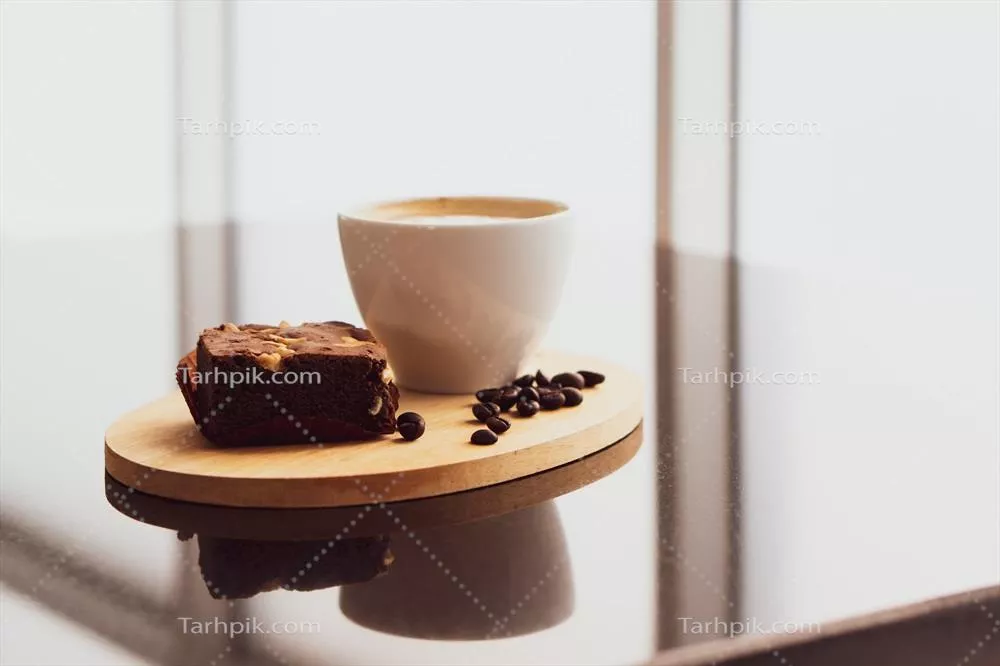 عکس سرو ست کاپوچینو و قهوه با براونی در کافه و فروشگاه قهوه