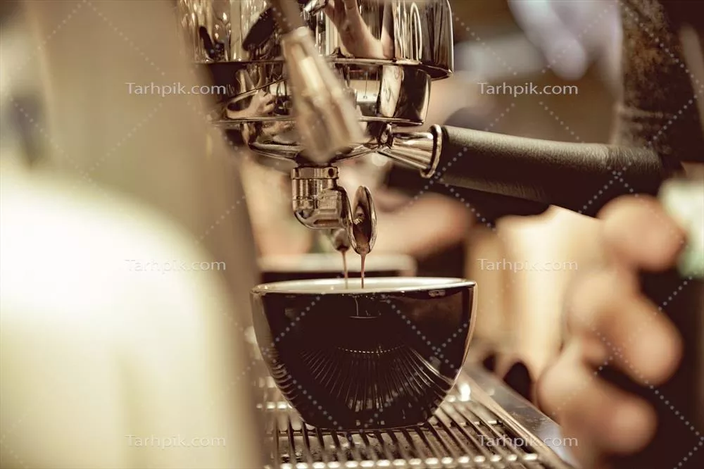 عکس شات قهوه اسپرسو از دستگاه قهوه‌ساز در کافی شاپ