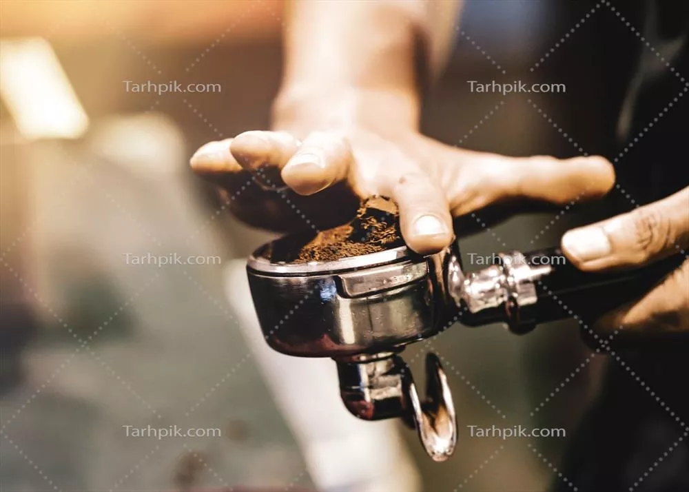 عکس دستگاه قهوه ساز اسپرسو: طرز تهیه و ریختن قهوه در لیوانها در کافی شاپ