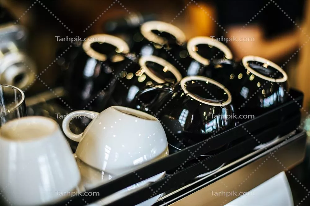 عکس فنجانهای خالی قهوه مرتب شده بر روی پیشخوان در کافیشاپ