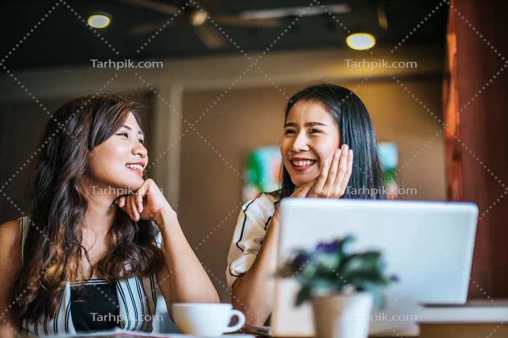 عکس دو زن زیبا در کافی شاپ درباره همه چیز با هم صحبت میکنند