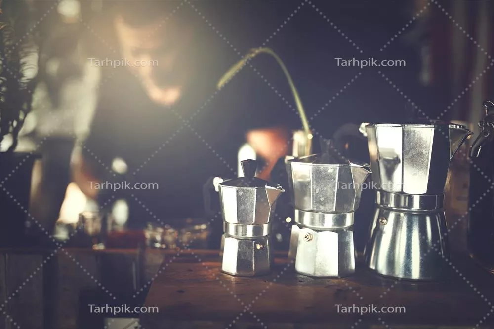 عکس نوشیدن قهوه دستساز از موکاپات در کافههای آسیایی