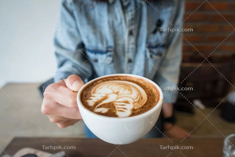 عکس ماگ قهوه لاته با هنر لاته روی سطح برای روزهای دلپذیر