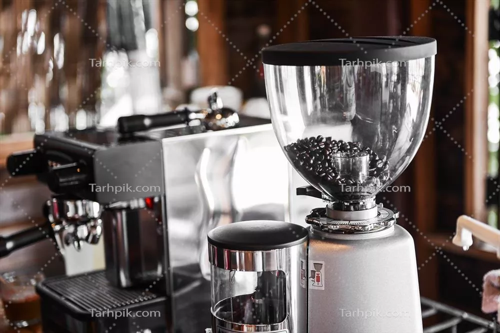 عکس دستگاه قهوه‌ساز و آسیاب قهوه در کافی‌شاپ: هنر تهیه قهوه ناب