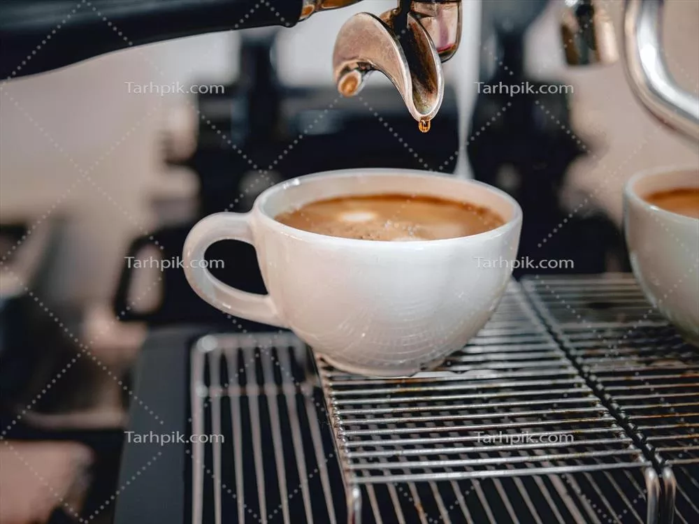 عکس فرآیند استخراج قهوه از ماشین قهوه با پورتافیلتر و ریختن اسپرسو در فنجان در کافه