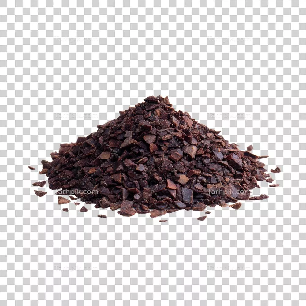 عکس دوربری تودهای از دانههای قهوه تیره و درشت آسیاب شده بر روی پسزمینه شفاف برای برندسازی کافی شاپهای هنری