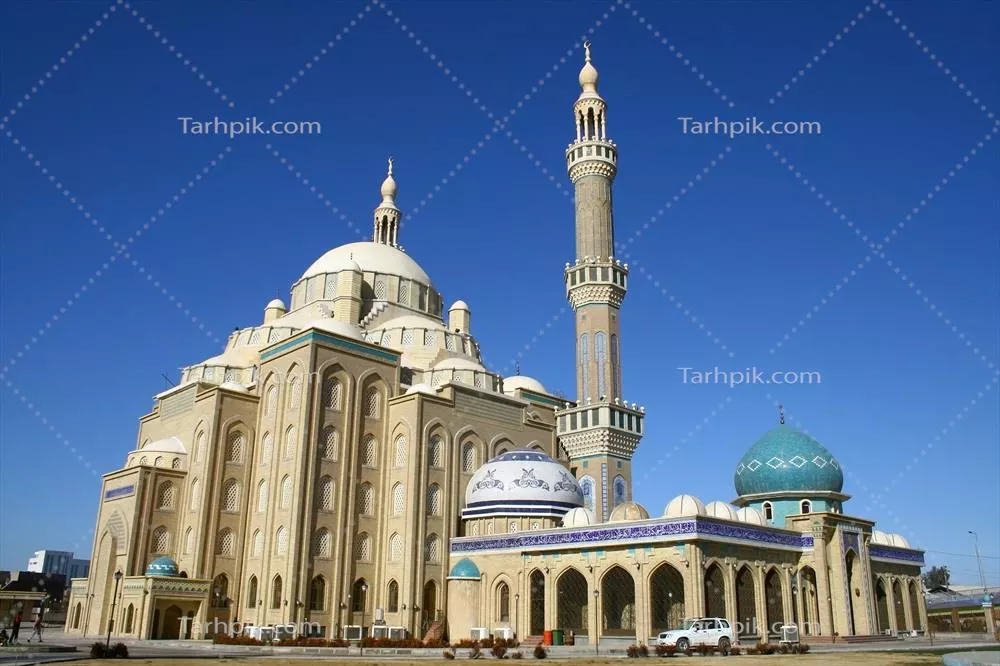 عکس تصویری زیبا از معماری مسجد با گنبد و مناره در روز آفتابی