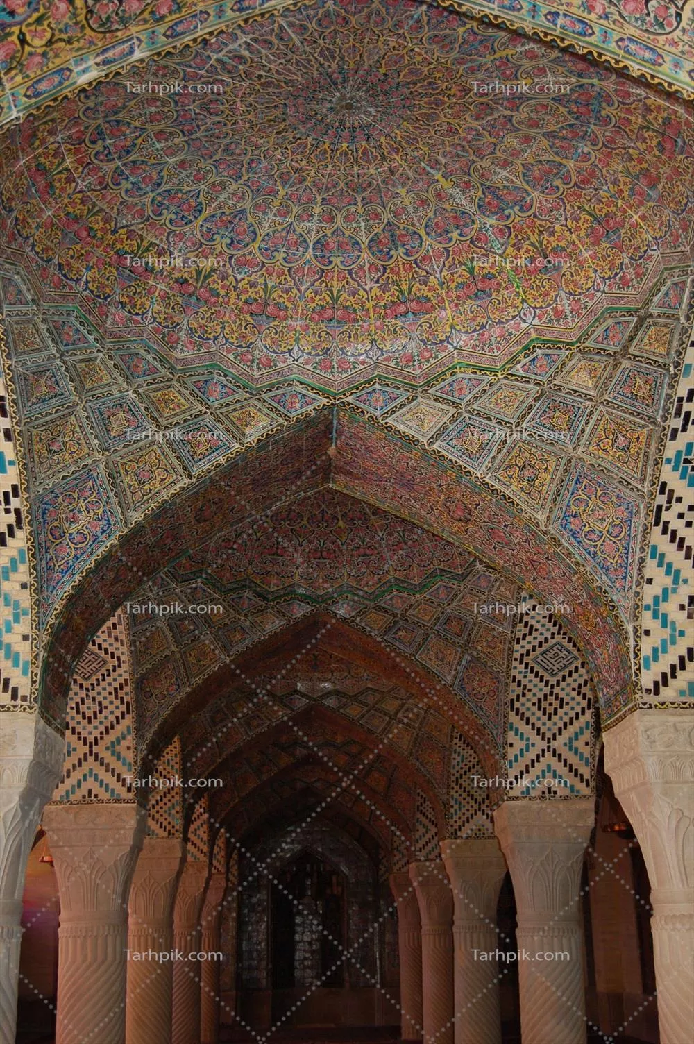 عکس معماری خیرهکننده سقف مسجد نصیرالملک با طراحی کاشیکاری زیبا