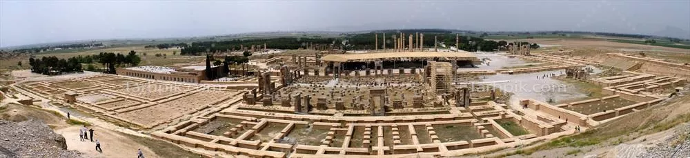 عکس نمای پانورامای محوطه باستانی تخت جمشید با جزئیات معماری