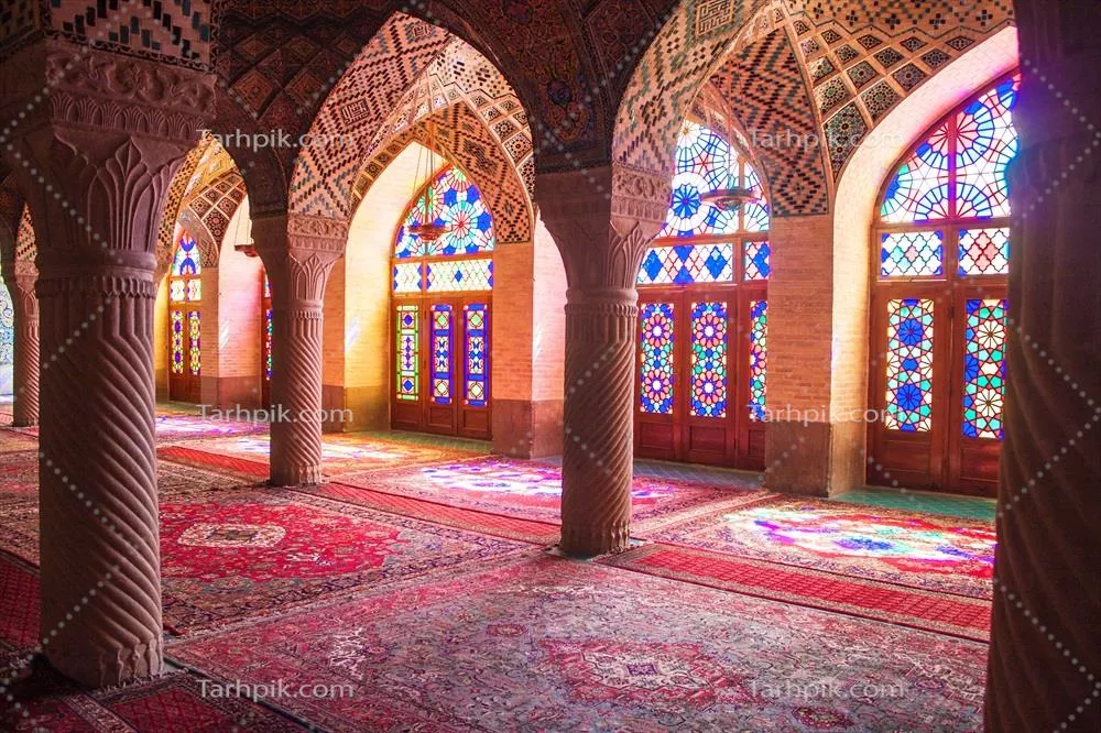 عکس نمای داخلی مسجد نصیرالملک با شیشههای رنگی زیبا و معماری اسلامی